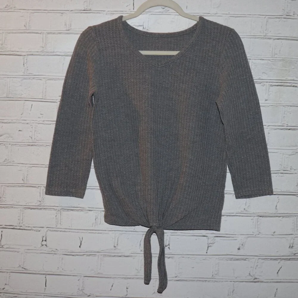 🌫️ Gray 3/4 Sleeve Front‑Tie Blouse · Size Small · effortless charm